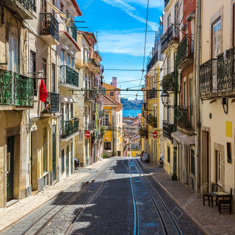 Naklejka repozycjonowalna stara ulica w Lizbonie w słoneczny dzień – Wallissimo® Naklejka repozycjonowalna stara ulica w Lizbonie w słoneczny dzień – Wallissimo®