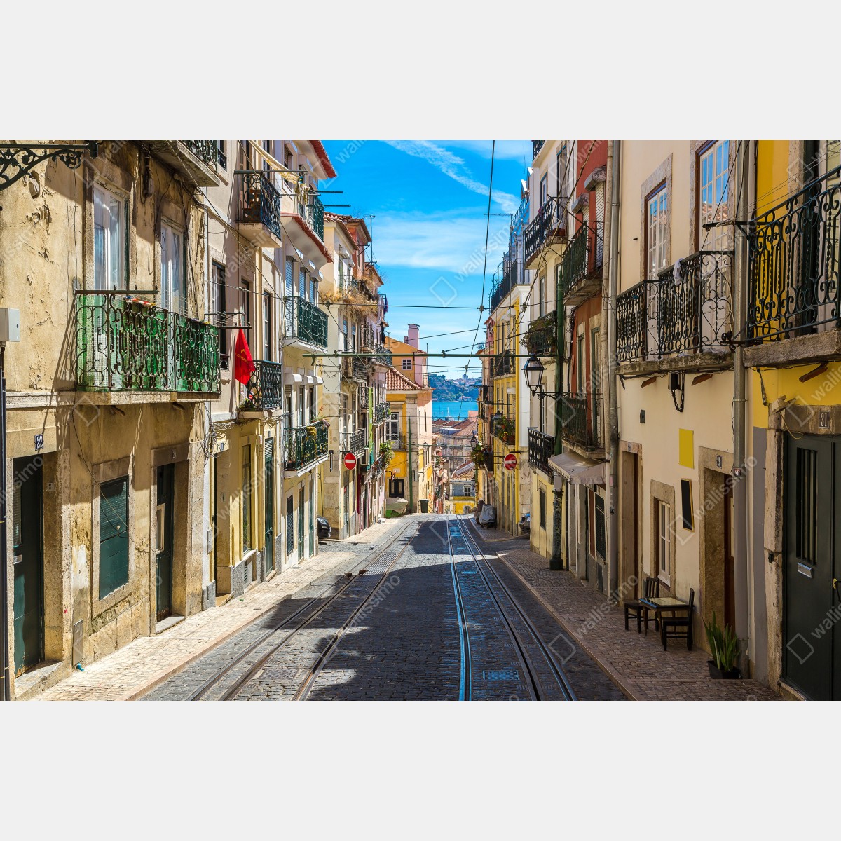 Naklejka repozycjonowalna stara ulica w Lizbonie w słoneczny dzień – Wallissimo® Naklejka repozycjonowalna stara ulica w Lizbonie w słoneczny dzień – Wallissimo®