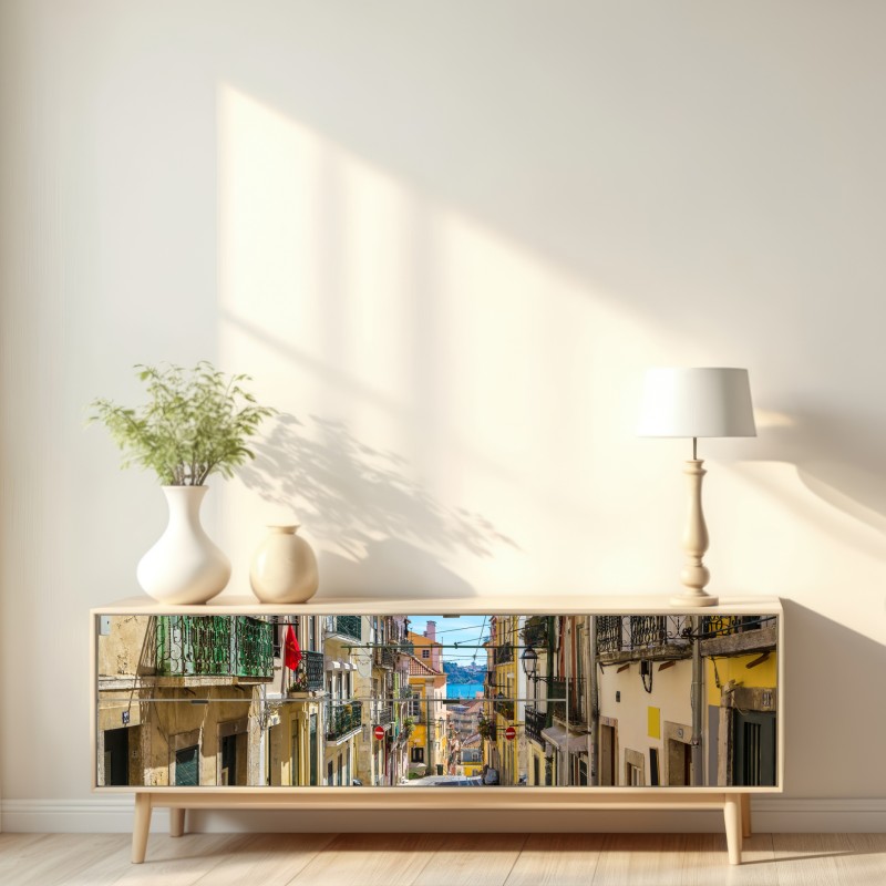 Naklejka repozycjonowalna stara ulica w Lizbonie w słoneczny dzień – Wallissimo® Naklejka repozycjonowalna stara ulica w Lizbonie w słoneczny dzień – Wallissimo®