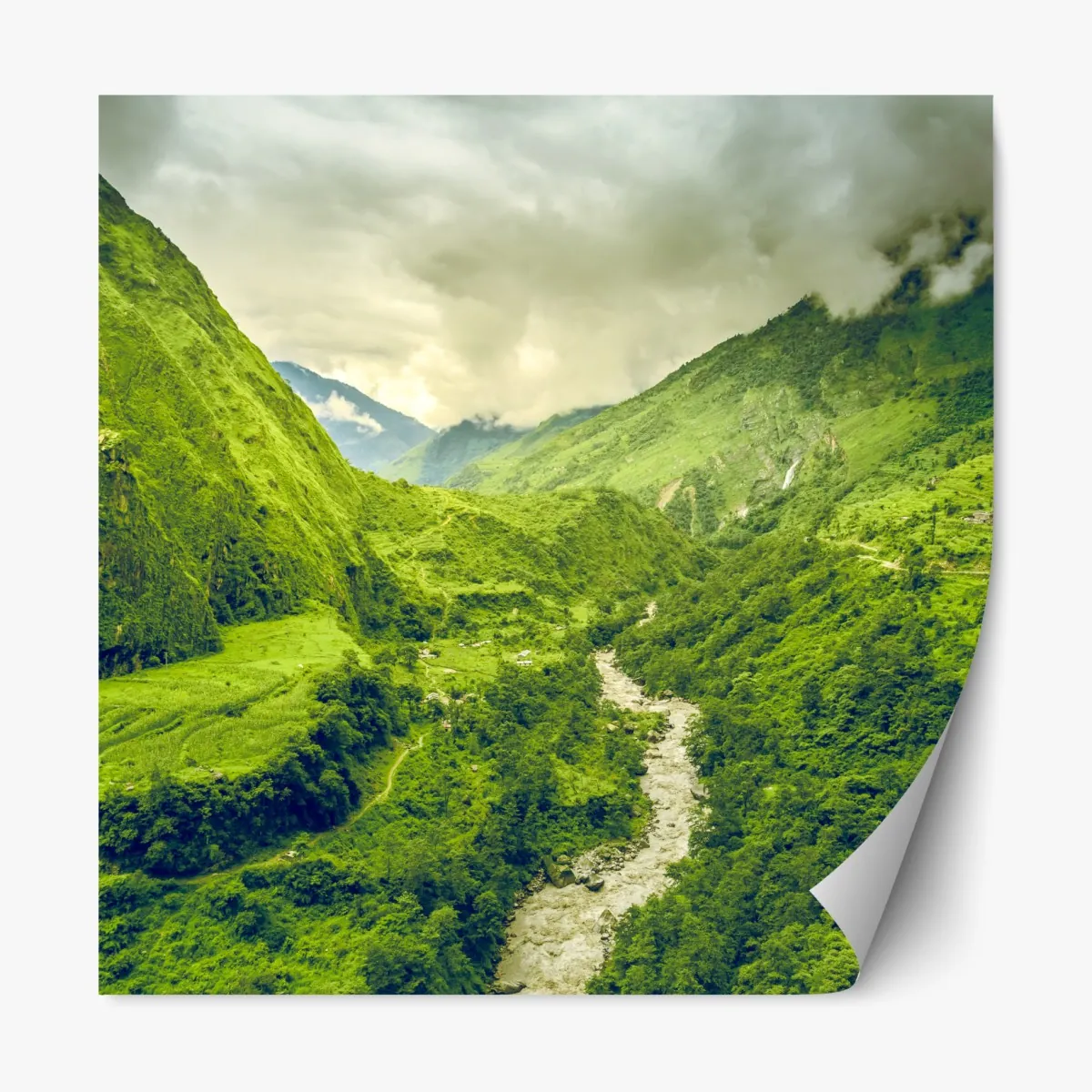 Naklejka repozycjonowalna bujna zielona dolina górska z rzeką – Wallissimo® Naklejka repozycjonowalna bujna zielona dolina górska z rzeką – Wallissimo®