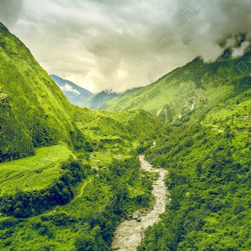 Naklejka repozycjonowalna bujna zielona dolina górska z rzeką – Wallissimo® Naklejka repozycjonowalna bujna zielona dolina górska z rzeką – Wallissimo®