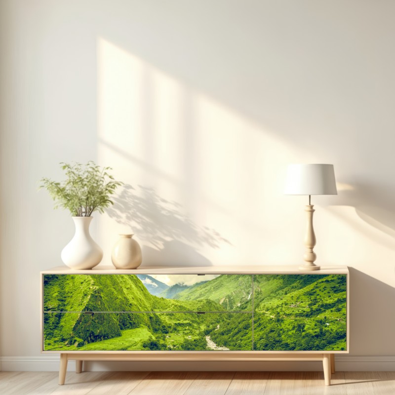 Naklejka repozycjonowalna bujna zielona dolina górska z rzeką – Wallissimo® Naklejka repozycjonowalna bujna zielona dolina górska z rzeką – Wallissimo®