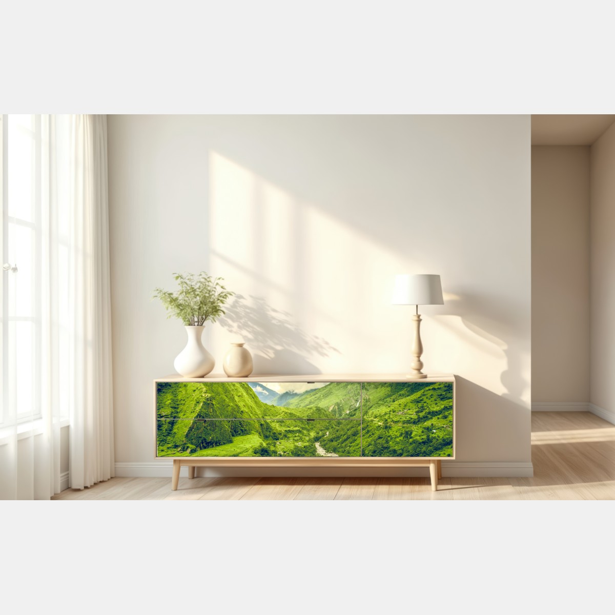 Naklejka repozycjonowalna bujna zielona dolina górska z rzeką – Wallissimo® Naklejka repozycjonowalna bujna zielona dolina górska z rzeką – Wallissimo®