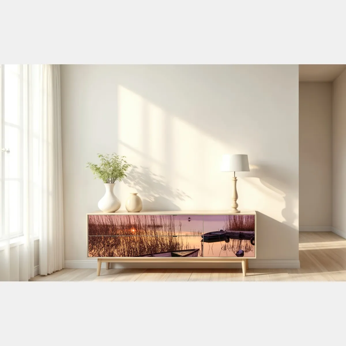 Naklejka repozycjonowalna zachód słońca nad jeziorem z zacumowanymi łodziami – Wallissimo® Naklejka repozycjonowalna zachód słońca nad jeziorem z zacumowanymi łodziami – Wallissimo®