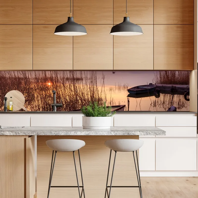 Naklejka repozycjonowalna zachód słońca nad jeziorem z zacumowanymi łodziami – Wallissimo® Naklejka repozycjonowalna zachód słońca nad jeziorem z zacumowanymi łodziami – Wallissimo®