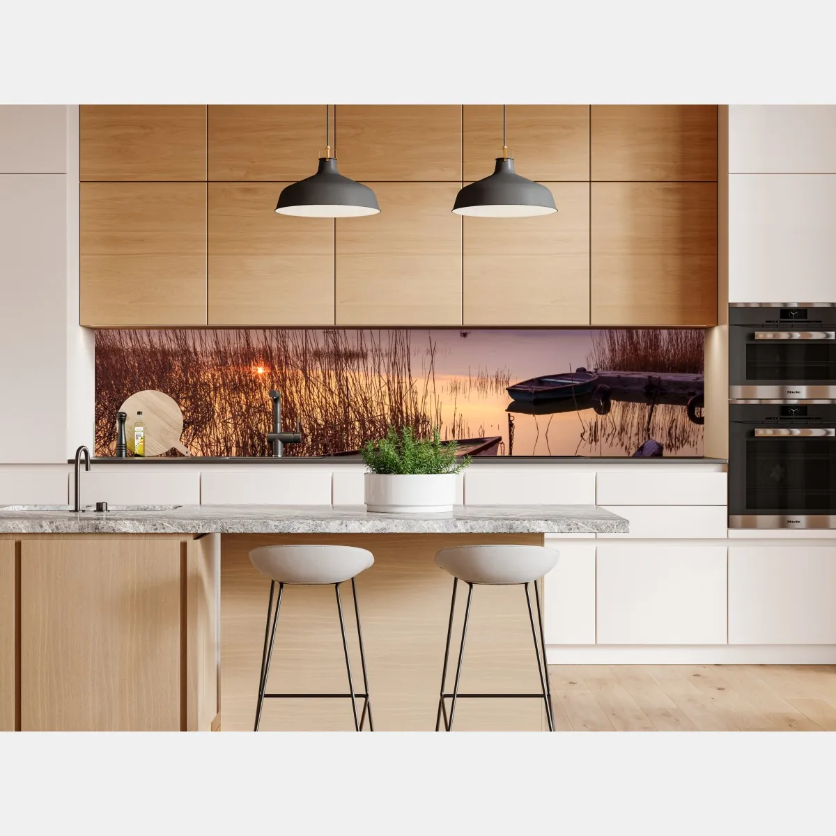 Naklejka repozycjonowalna zachód słońca nad jeziorem z zacumowanymi łodziami – Wallissimo® Naklejka repozycjonowalna zachód słońca nad jeziorem z zacumowanymi łodziami – Wallissimo®