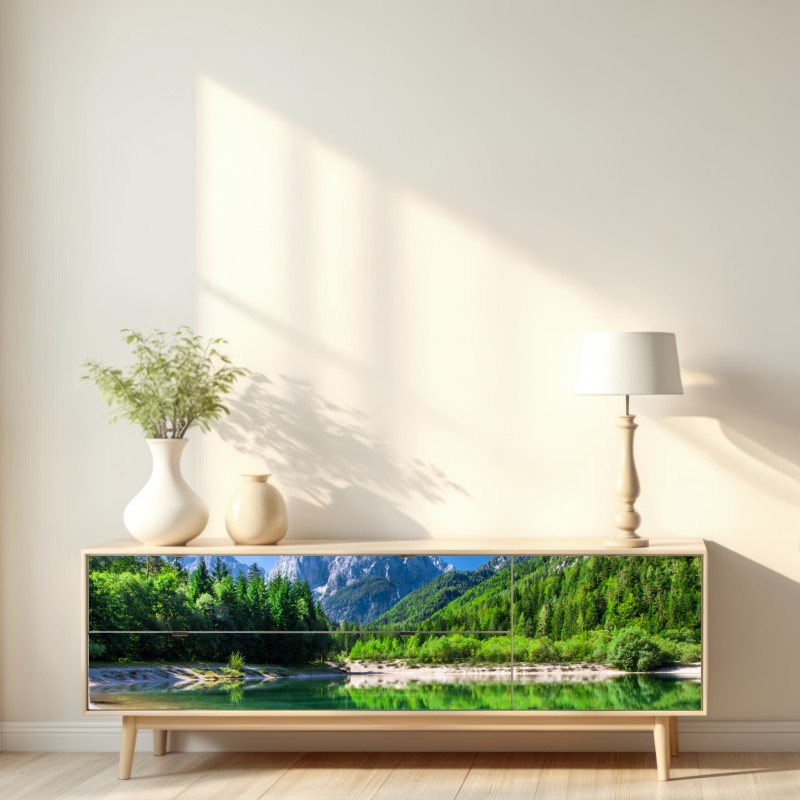 Naklejka repozycjonowalna alpejskie jezioro z odbiciem w zielonych górach – Wallissimo® Naklejka repozycjonowalna alpejskie jezioro z odbiciem w zielonych górach – Wallissimo®