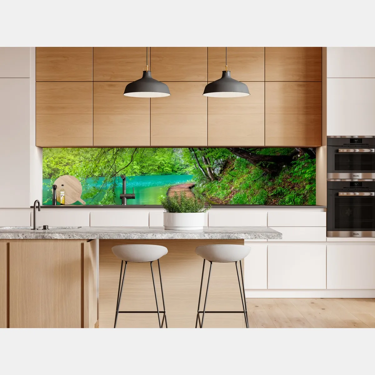 Naklejka repozycjonowalna spokojny drewniany pomost nad jeziorem w zielonym lesie – Wallissimo® Naklejka repozycjonowalna spokojny drewniany pomost nad jeziorem w zielonym lesie – Wallissimo®