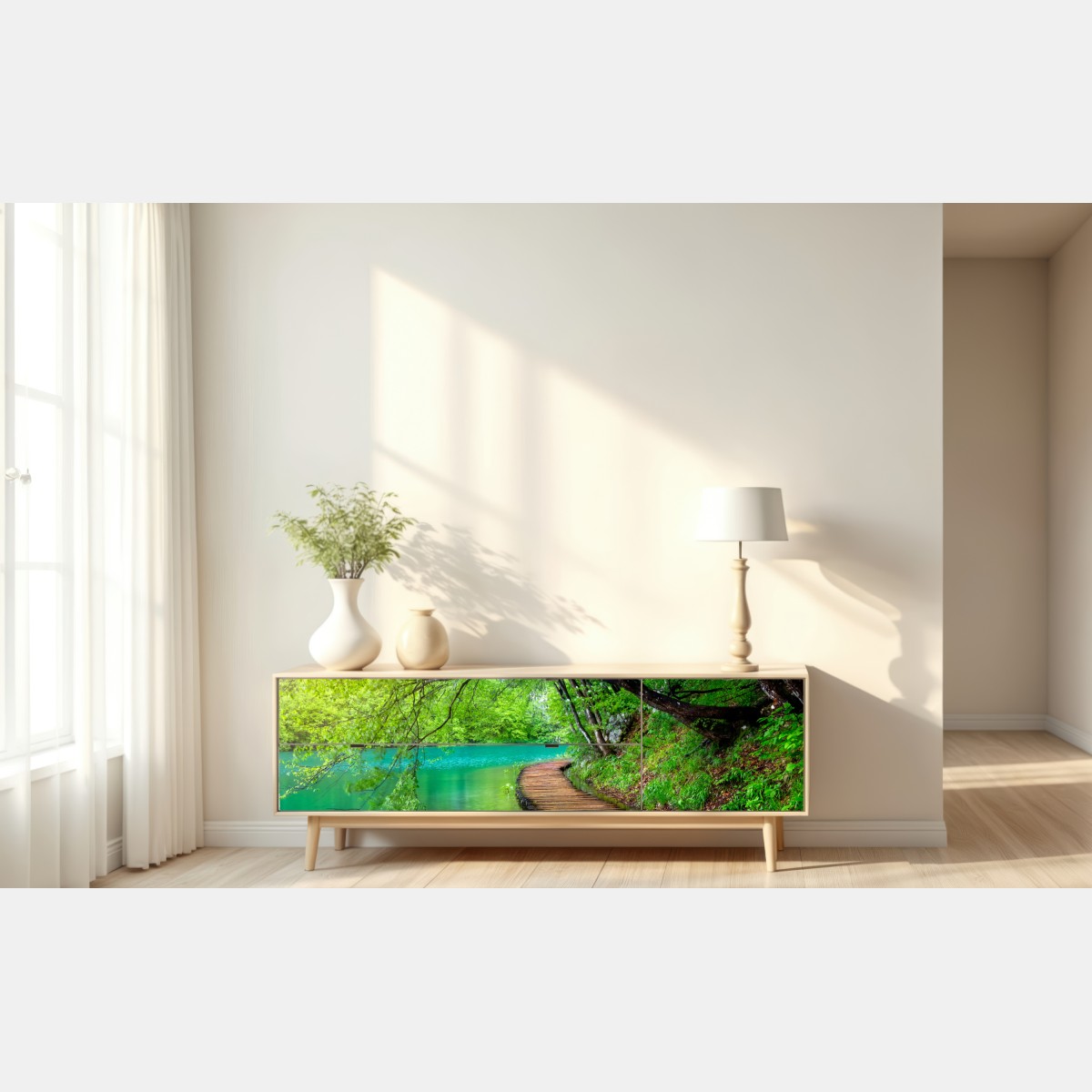 Naklejka repozycjonowalna spokojny drewniany pomost nad jeziorem w zielonym lesie – Wallissimo® Naklejka repozycjonowalna spokojny drewniany pomost nad jeziorem w zielonym lesie – Wallissimo®