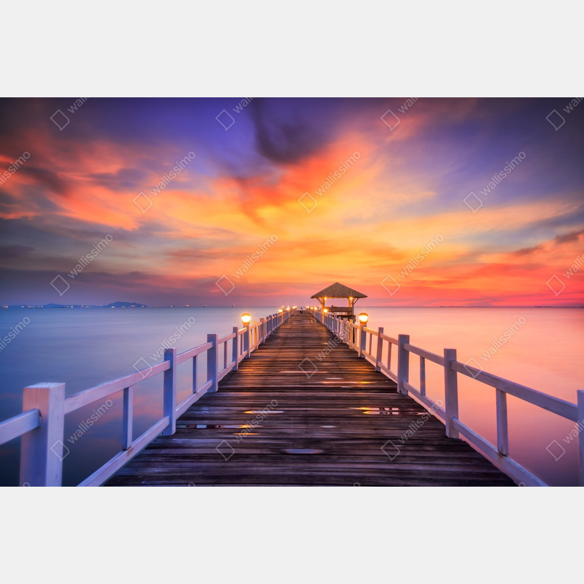 Naklejka repozycjonowalna drewniany pomost o wschodzie słońca – Wallissimo® Naklejka repozycjonowalna drewniany pomost o wschodzie słońca – Wallissimo®