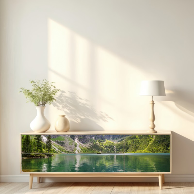 Naklejka repozycjonowalna spokojne szmaragdowe jezioro górskie ze skalistymi szczytami – Wallissimo® Naklejka repozycjonowalna spokojne szmaragdowe jezioro górskie ze skalistymi szczytami – Wallissimo®