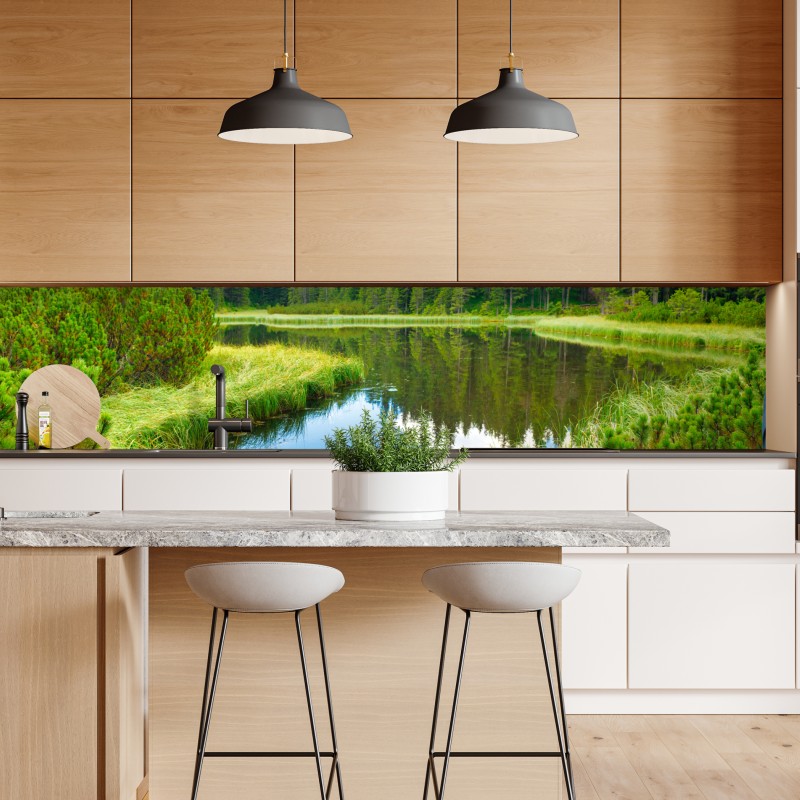 Naklejka repozycjonowalna spokojne jezioro leśne z drewnianym mostem – Wallissimo® Naklejka repozycjonowalna spokojne jezioro leśne z drewnianym mostem – Wallissimo®