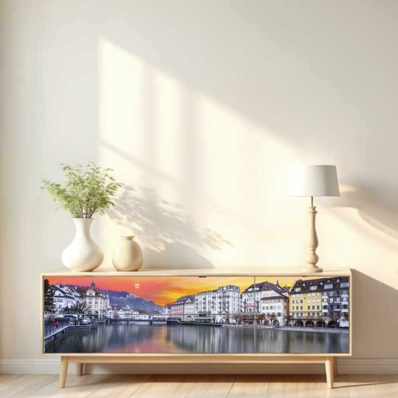 Naklejka repozycjonowalna Lucerna nad rzeką o zmierzchu – Wallissimo® Naklejka repozycjonowalna Lucerna nad rzeką o zmierzchu – Wallissimo®