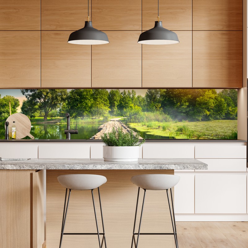 Naklejka repozycjonowalna słoneczny drewniany most nad spokojnym jeziorem – Wallissimo® Naklejka repozycjonowalna słoneczny drewniany most nad spokojnym jeziorem – Wallissimo®