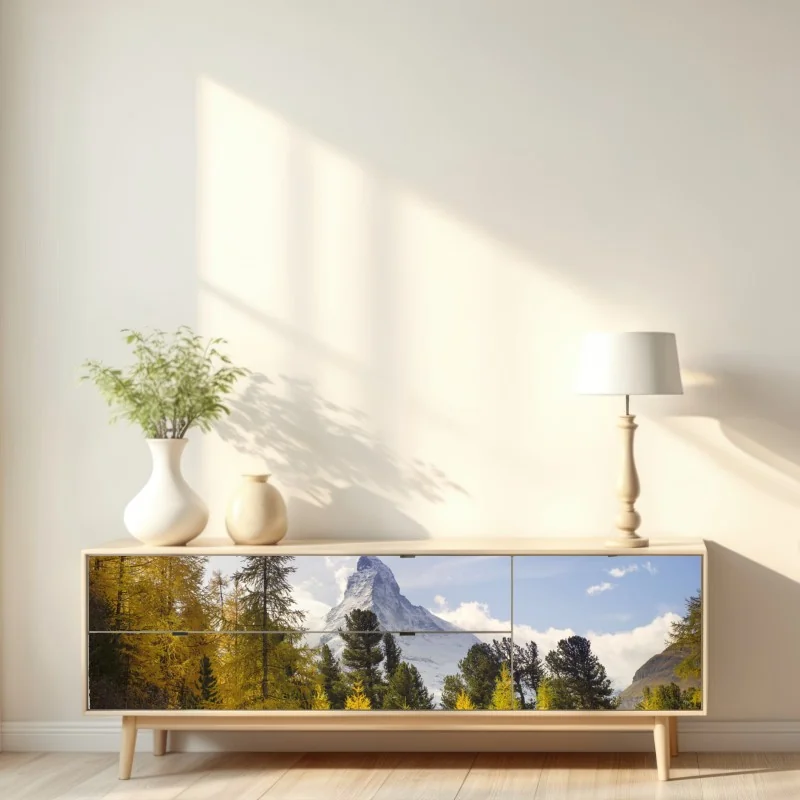 Naklejka repozycjonowalna złote modrzewie i Matterhorn – Wallissimo® Naklejka repozycjonowalna złote modrzewie i Matterhorn – Wallissimo®