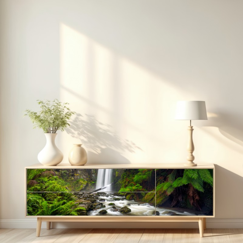 Naklejka repozycjonowalna lśniący wodospad w lesie pełnym paproci – Wallissimo® Naklejka repozycjonowalna lśniący wodospad w lesie pełnym paproci – Wallissimo®
