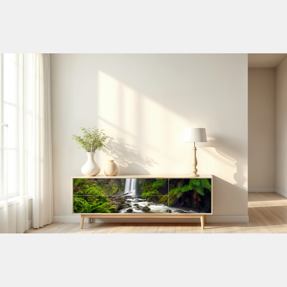 Naklejka repozycjonowalna lśniący wodospad w lesie pełnym paproci – Wallissimo® Naklejka repozycjonowalna lśniący wodospad w lesie pełnym paproci – Wallissimo®