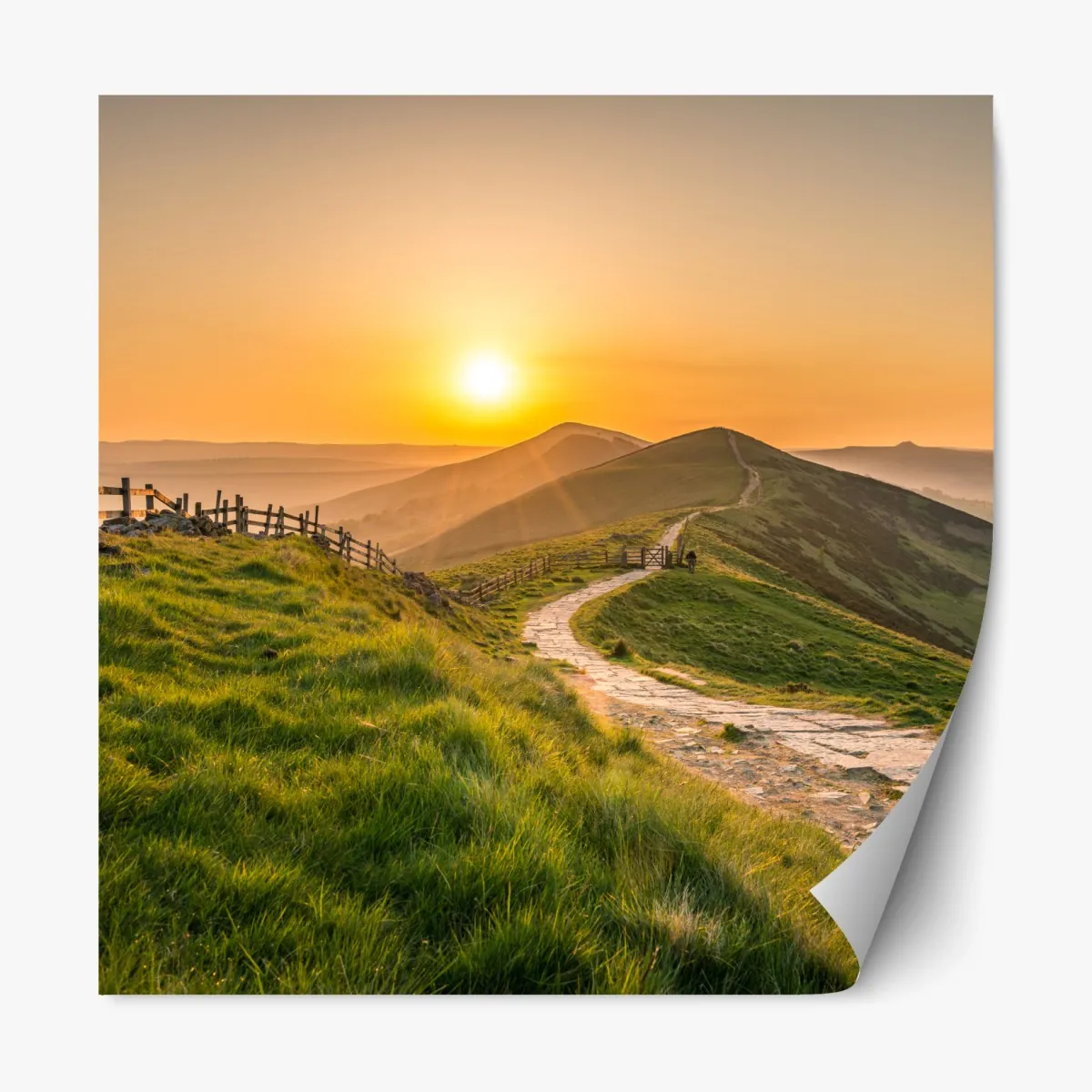 Naklejka repozycjonowalna wschód słońca nad zielonymi pagórkami – Wallissimo® Naklejka repozycjonowalna wschód słońca nad zielonymi pagórkami – Wallissimo®