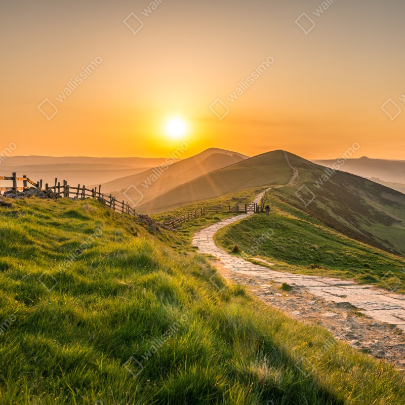 Naklejka repozycjonowalna wschód słońca nad zielonymi pagórkami – Wallissimo® Naklejka repozycjonowalna wschód słońca nad zielonymi pagórkami – Wallissimo®