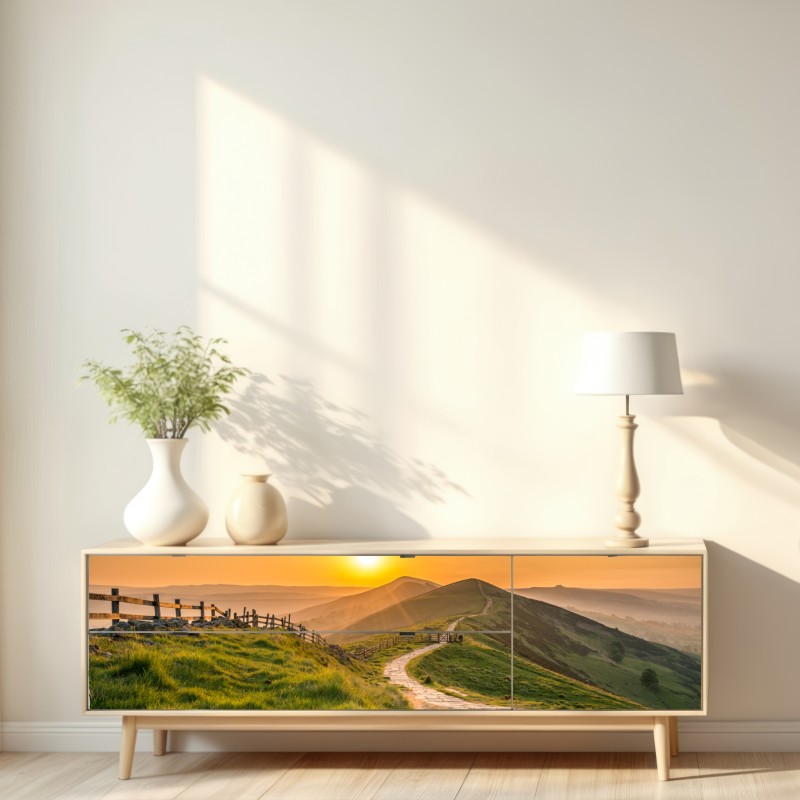 Naklejka repozycjonowalna wschód słońca nad zielonymi pagórkami – Wallissimo® Naklejka repozycjonowalna wschód słońca nad zielonymi pagórkami – Wallissimo®