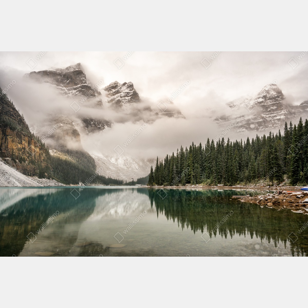 Naklejka repozycjonowalna mglista górska tafla jeziora – Wallissimo® Naklejka repozycjonowalna mglista górska tafla jeziora – Wallissimo®