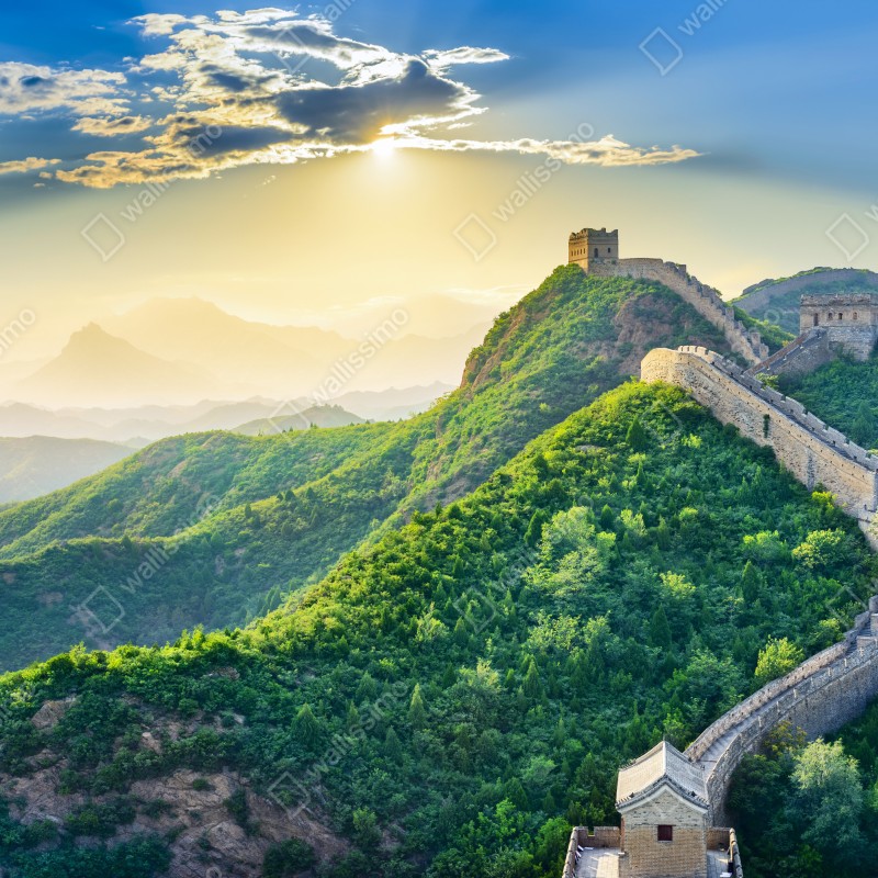 Naklejka repozycjonowalna Wielki Mur o świcie nad zielonymi górami – Wallissimo® Naklejka repozycjonowalna Wielki Mur o świcie nad zielonymi górami – Wallissimo®