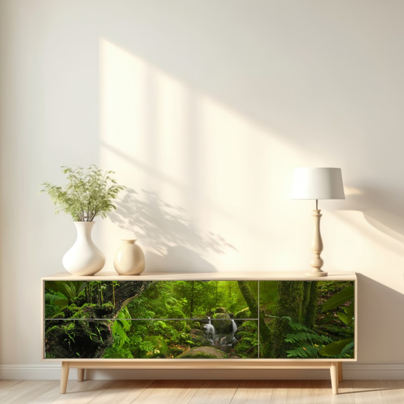 Naklejka repozycjonowalna bujny zielony las z potokiem – Wallissimo® Naklejka repozycjonowalna bujny zielony las z potokiem – Wallissimo®