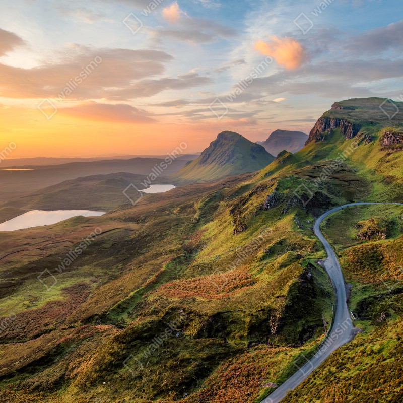 Naklejka repozycjonowalna zachód słońca nad zielonymi wzgórzami – Wallissimo® Naklejka repozycjonowalna zachód słońca nad zielonymi wzgórzami – Wallissimo®