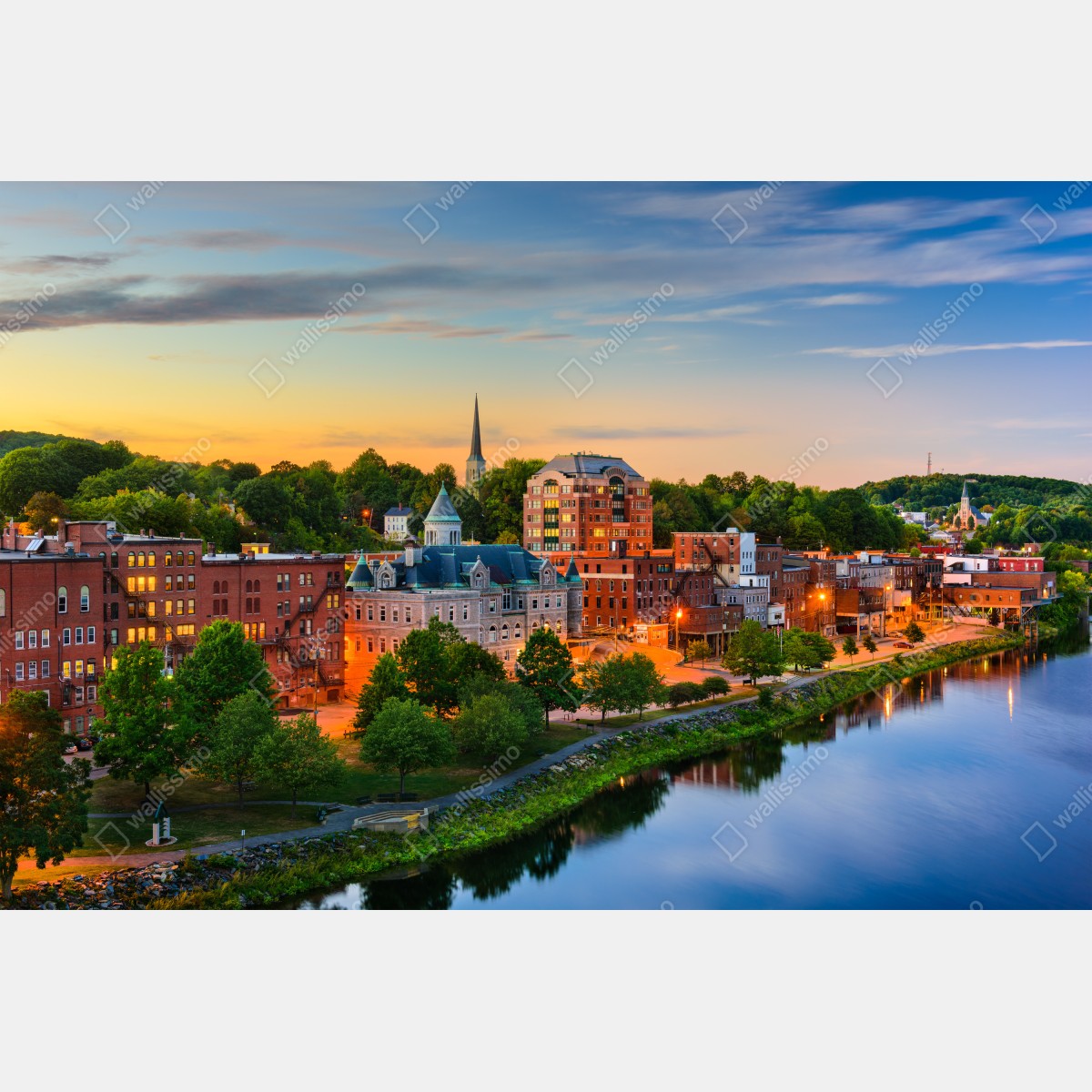 Naklejka repozycjonowalna Augusta panorama miasta przy rzece Kennebec o zachodzie słońca – Wallissimo® Naklejka repozycjonowalna Augusta panorama miasta przy rzece Kennebec o zachodzie słońca – Wallissimo®