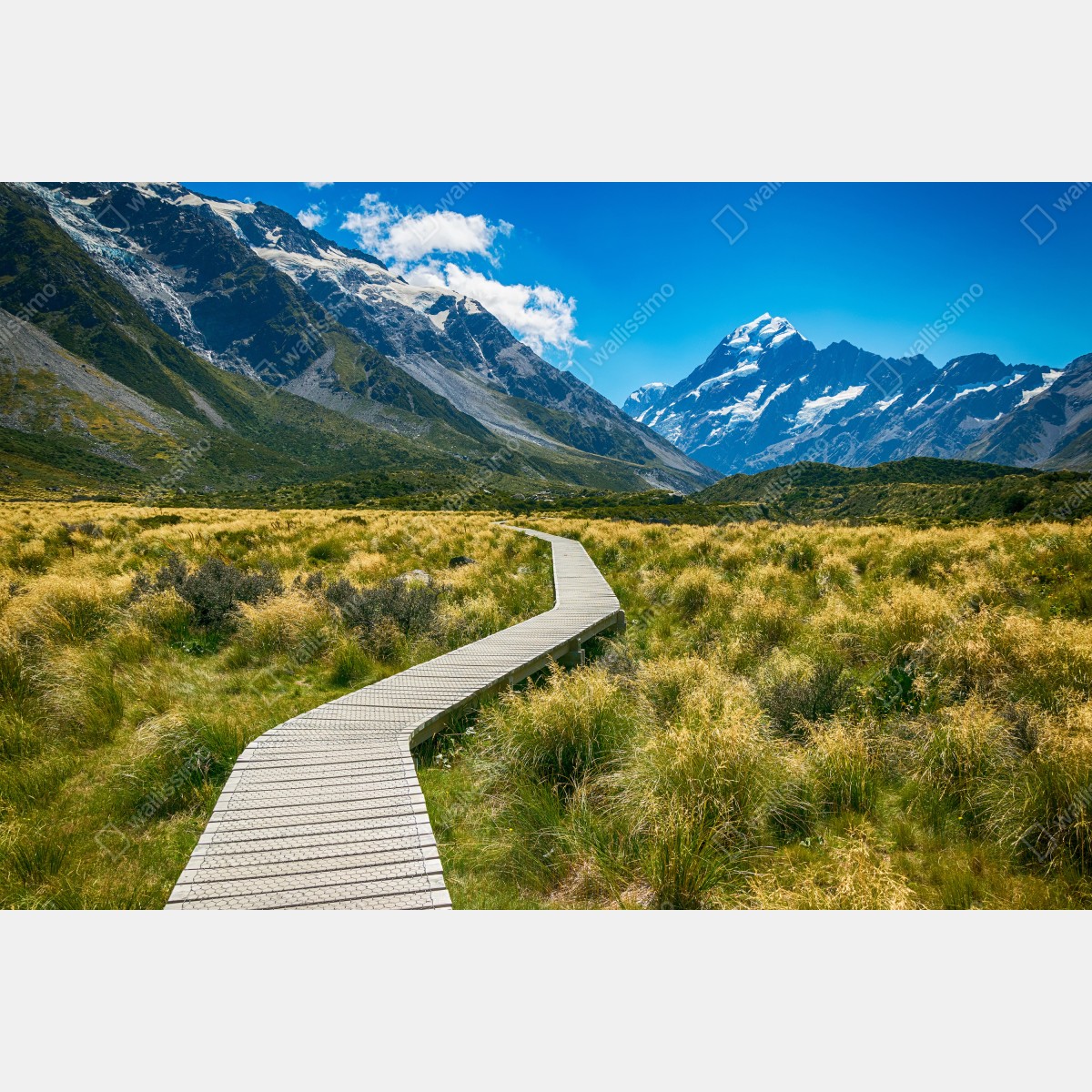Naklejka repozycjonowalna kładka przez łąkę prowadząca do ośnieżonych szczytów – Wallissimo® Naklejka repozycjonowalna kładka przez łąkę prowadząca do ośnieżonych szczytów – Wallissimo®