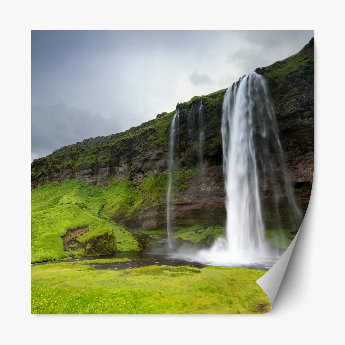 Naklejka repozycjonowalna efektowny wodospad przy Seljalandsfoss, Islandia – Wallissimo® Naklejka repozycjonowalna efektowny wodospad przy Seljalandsfoss, Islandia – Wallissimo®