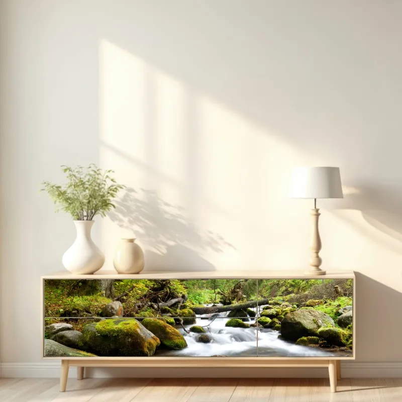 Naklejka repozycjonowalna porośnięty mchem strumień leśny – Wallissimo® Naklejka repozycjonowalna porośnięty mchem strumień leśny – Wallissimo®