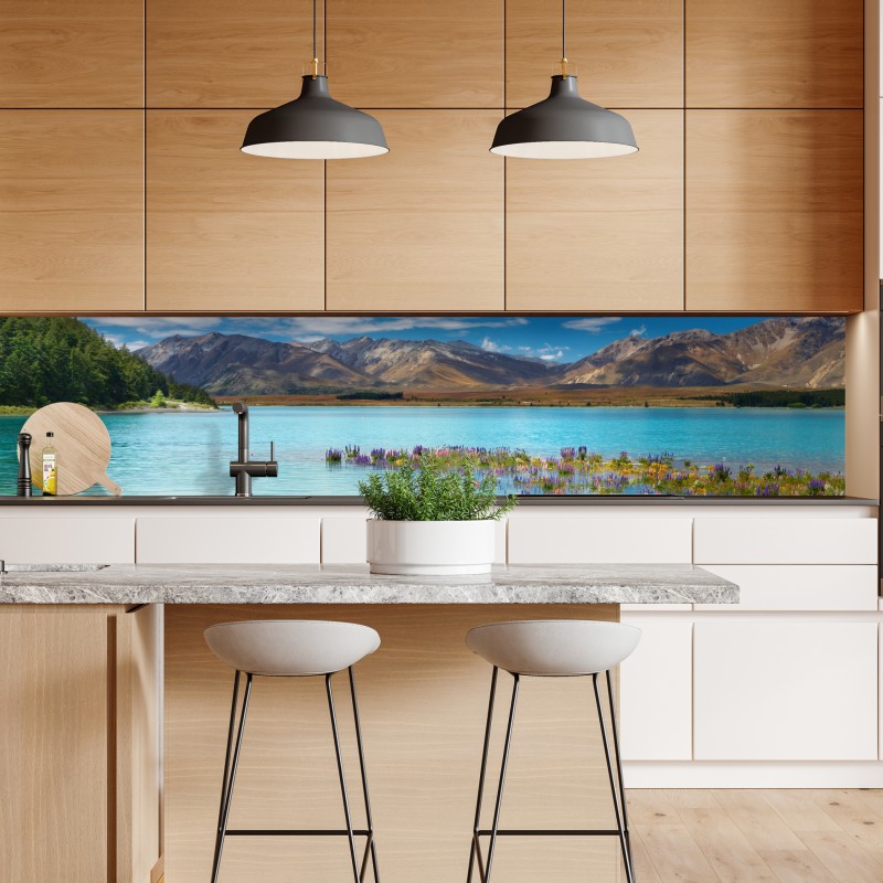 Naklejka repozycjonowalna Lake Tekapo łubinowy dywan nad turkusowym jeziorem – Wallissimo® Naklejka repozycjonowalna Lake Tekapo łubinowy dywan nad turkusowym jeziorem – Wallissimo®