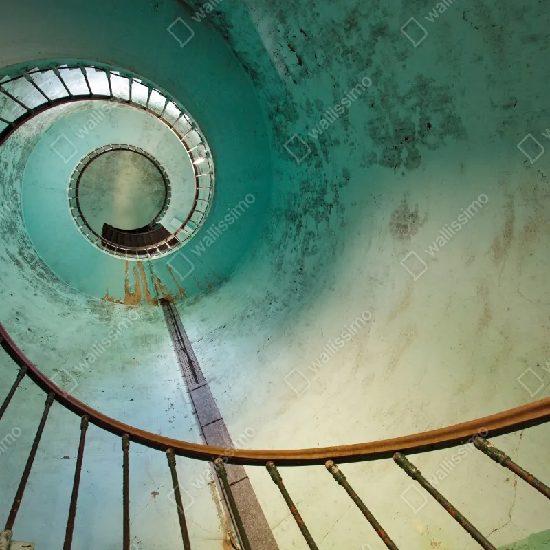 Naklejka repozycjonowalna turkusowa spiralna klatka schodowa w zabytkowym wnętrzu – Wallissimo® Naklejka repozycjonowalna turkusowa spiralna klatka schodowa w zabytkowym wnętrzu – Wallissimo®