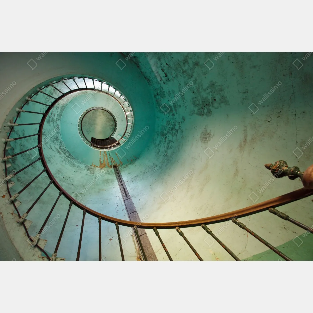 Naklejka repozycjonowalna turkusowa spiralna klatka schodowa w zabytkowym wnętrzu – Wallissimo® Naklejka repozycjonowalna turkusowa spiralna klatka schodowa w zabytkowym wnętrzu – Wallissimo®