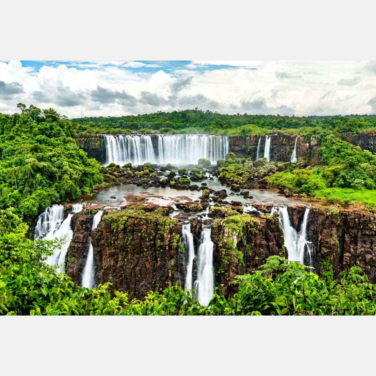 Naklejka repozycjonowalna panorama bujnego zielonego wodospadu – Wallissimo® Naklejka repozycjonowalna panorama bujnego zielonego wodospadu – Wallissimo®