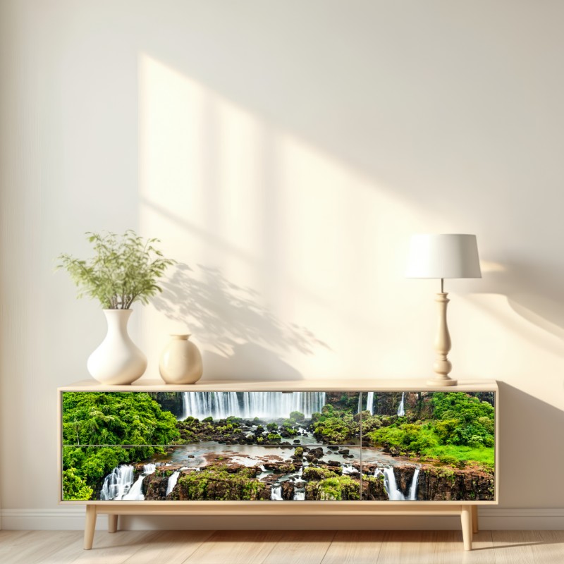 Naklejka repozycjonowalna panorama bujnego zielonego wodospadu – Wallissimo® Naklejka repozycjonowalna panorama bujnego zielonego wodospadu – Wallissimo®