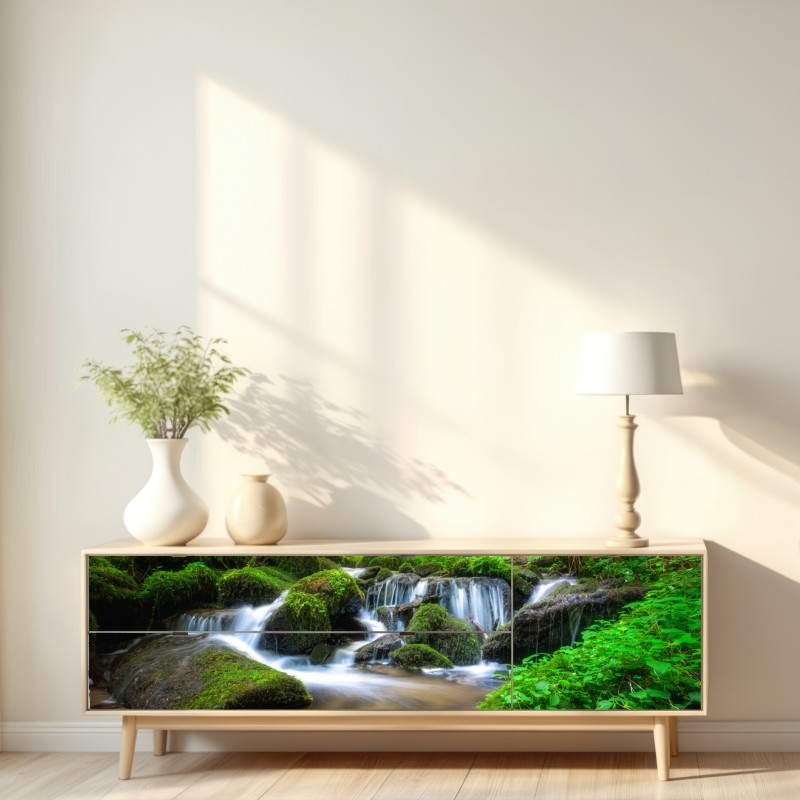 Naklejka repozycjonowalna spokojny mechowy wodospad w lesie – Wallissimo® Naklejka repozycjonowalna spokojny mechowy wodospad w lesie – Wallissimo®