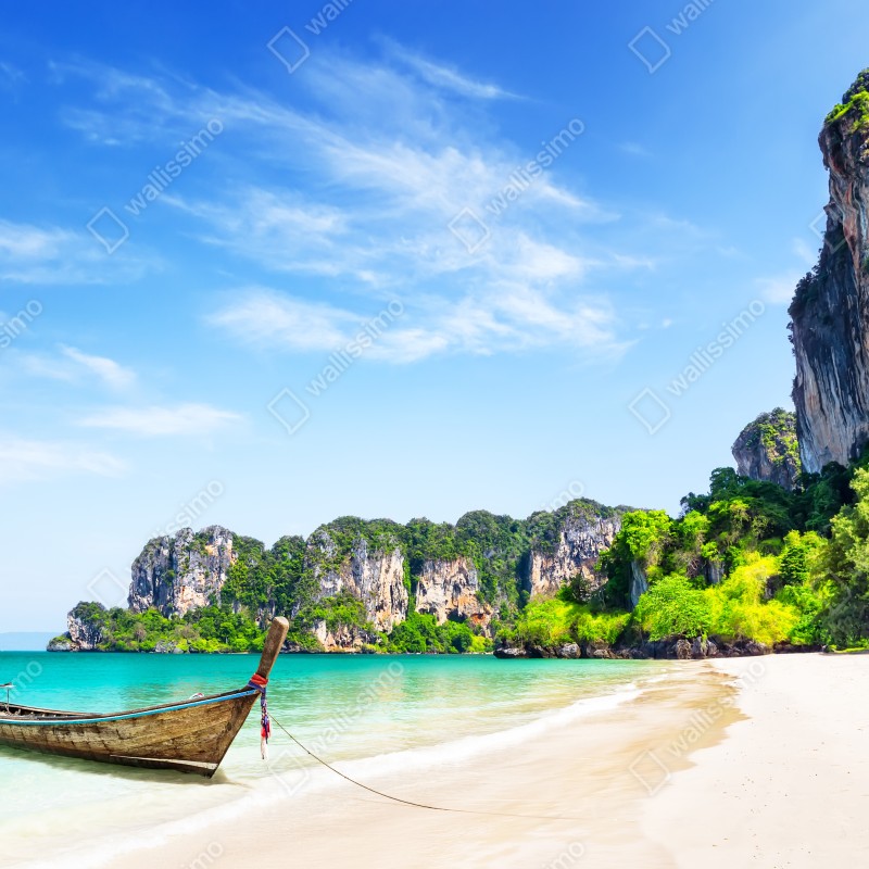 Naklejka repozycjonowalna tradycyjna łódź na plaży Railay, Tajlandia – Wallissimo® Naklejka repozycjonowalna tradycyjna łódź na plaży Railay, Tajlandia – Wallissimo®