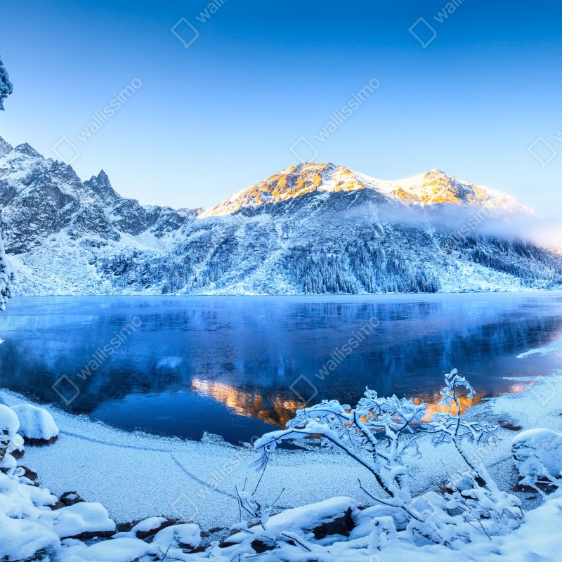 Naklejka repozycjonowalna zimowy wschód słońca nad zamarzniętym górskim jeziorem – Wallissimo® Naklejka repozycjonowalna zimowy wschód słońca nad zamarzniętym górskim jeziorem – Wallissimo®