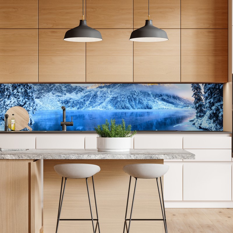 Naklejka repozycjonowalna zimowy wschód słońca nad zamarzniętym górskim jeziorem – Wallissimo® Naklejka repozycjonowalna zimowy wschód słońca nad zamarzniętym górskim jeziorem – Wallissimo®