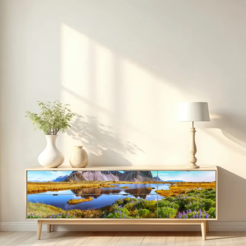 Naklejka repozycjonowalna łąka łubinów przy Vestrahorn, Islandia – Wallissimo® Naklejka repozycjonowalna łąka łubinów przy Vestrahorn, Islandia – Wallissimo®