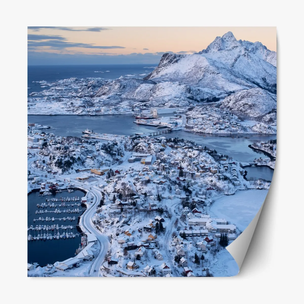 Naklejka repozycjonowalna zimowy widok lotniczy portu Svolvaer, Norwegia – Wallissimo® Naklejka repozycjonowalna zimowy widok lotniczy portu Svolvaer, Norwegia – Wallissimo®