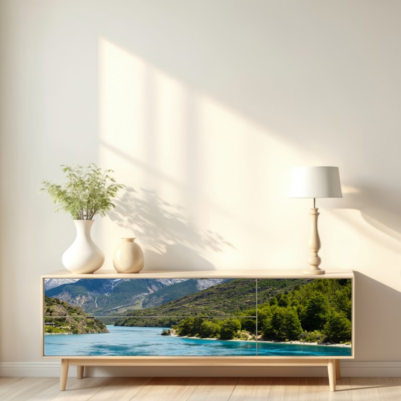 Naklejka repozycjonowalna turkusowe jezioro górskie z ośnieżonymi szczytami – Wallissimo® Naklejka repozycjonowalna turkusowe jezioro górskie z ośnieżonymi szczytami – Wallissimo®