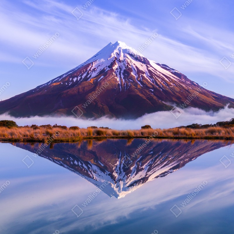 Naklejka repozycjonowalna majestatyczne odbicie góry o wschodzie słońca – Wallissimo® Naklejka repozycjonowalna majestatyczne odbicie góry o wschodzie słońca – Wallissimo®