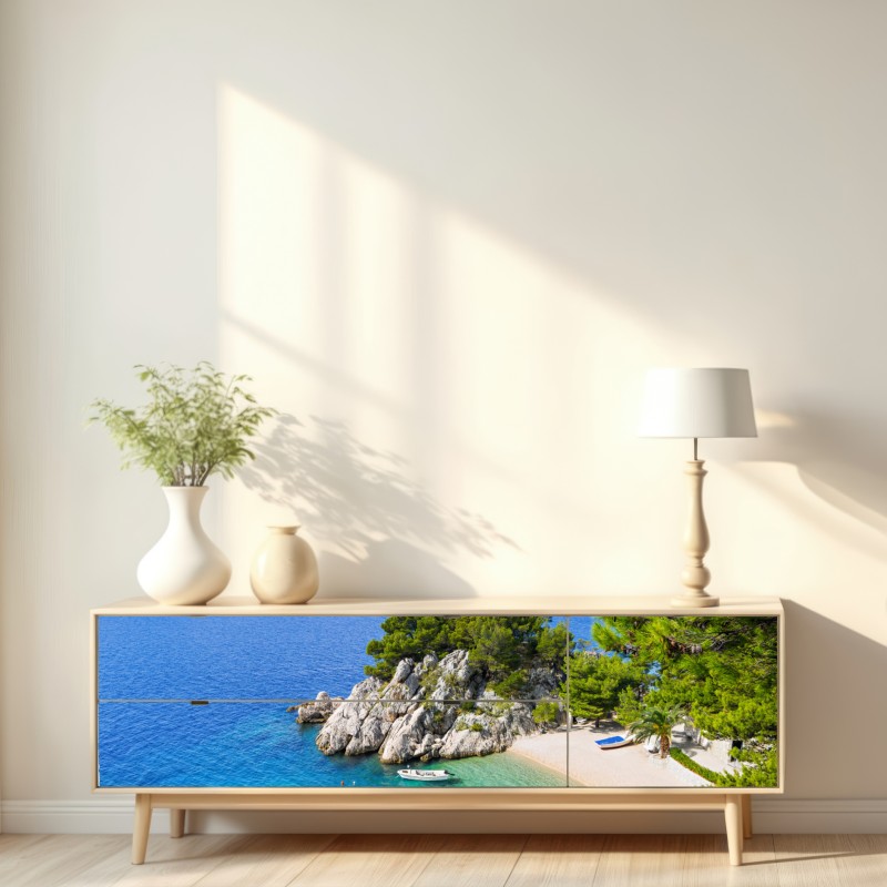 Naklejka repozycjonowalna spokojna turkusowa zatoczka z łódkami – Wallissimo® Naklejka repozycjonowalna spokojna turkusowa zatoczka z łódkami – Wallissimo®