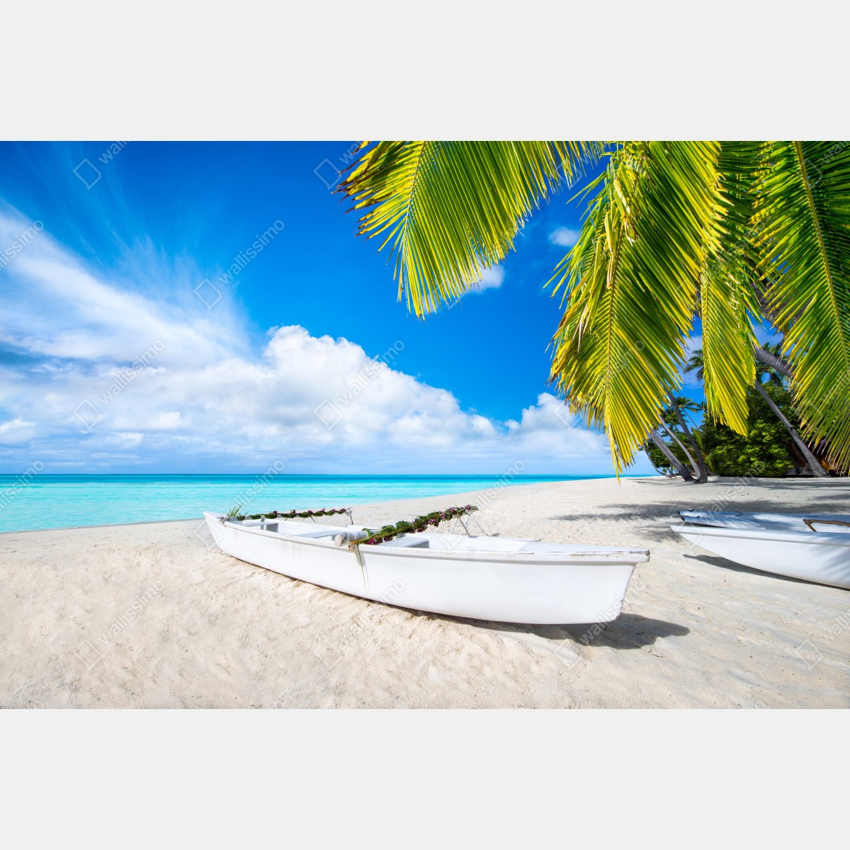 Naklejka repozycjonowalna tropikalna plaża w turkusowych kolorach z palmami i łodziami – Wallissimo® Naklejka repozycjonowalna tropikalna plaża w turkusowych kolorach z palmami i łodziami – Wallissimo®