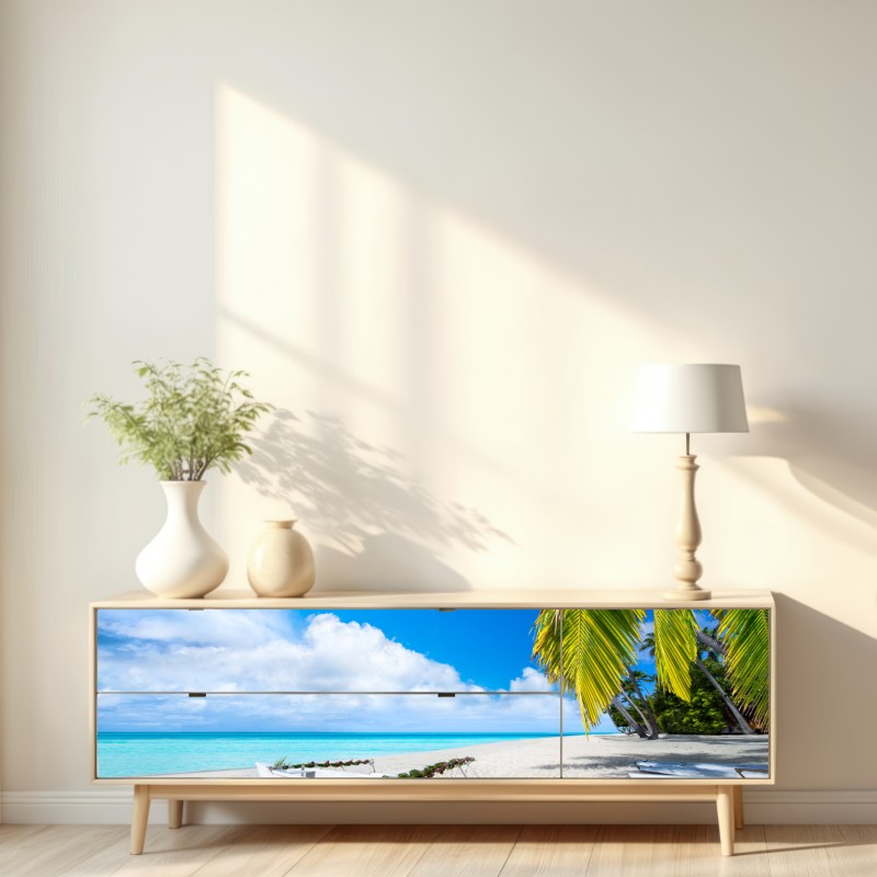 Naklejka repozycjonowalna tropikalna plaża w turkusowych kolorach z palmami i łodziami – Wallissimo® Naklejka repozycjonowalna tropikalna plaża w turkusowych kolorach z palmami i łodziami – Wallissimo®