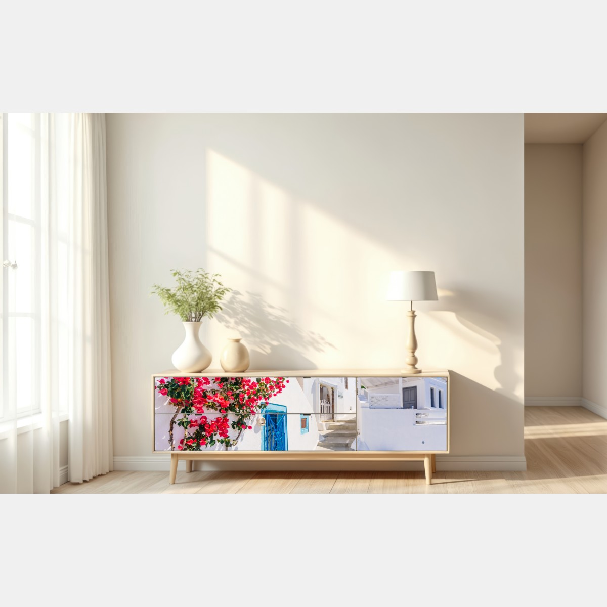 Naklejka repozycjonowalna Santorini biała uliczka z bugenwillą – Wallissimo® Naklejka repozycjonowalna Santorini biała uliczka z bugenwillą – Wallissimo®