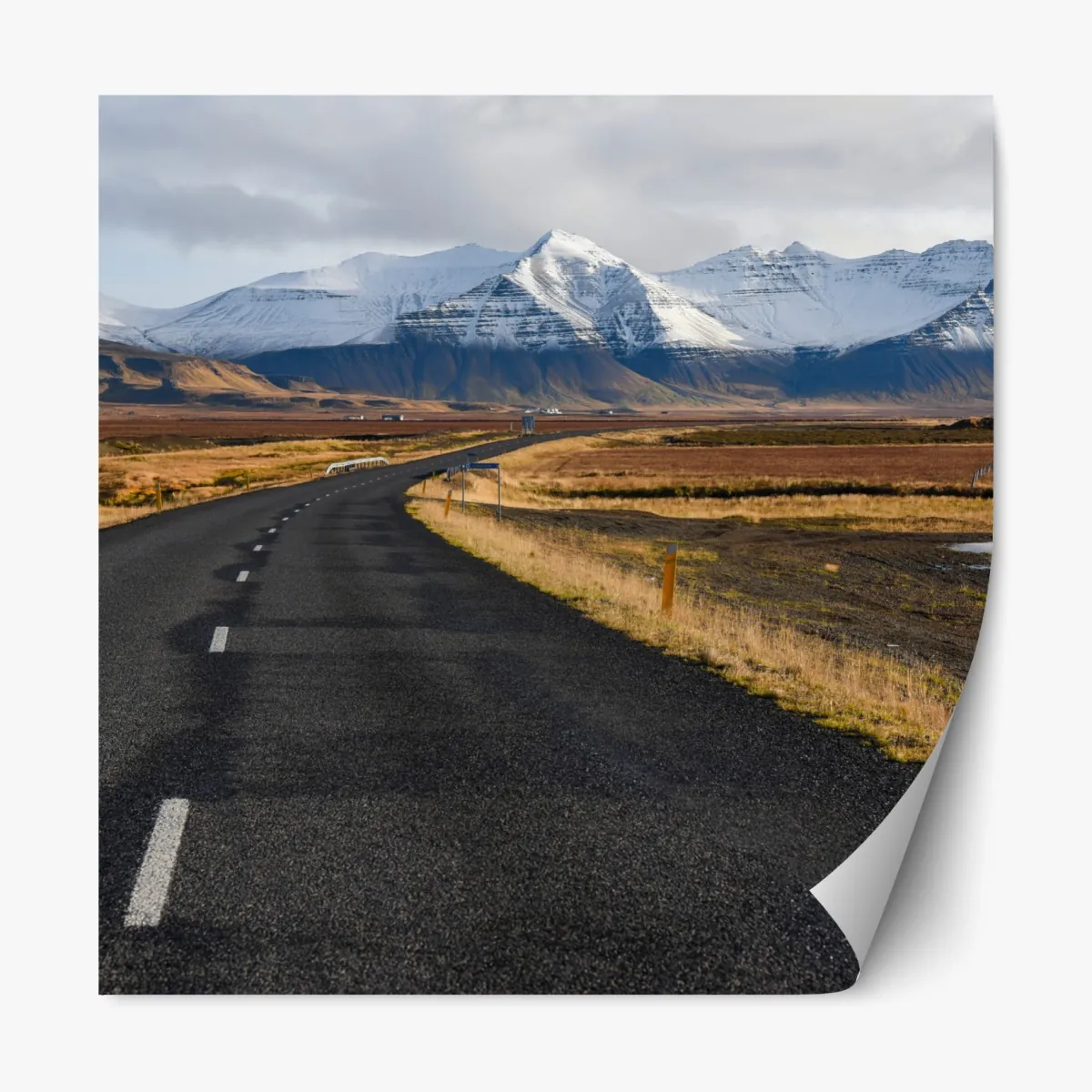 Naklejka repozycjonowalna pusta droga prowadząca do ośnieżonych gór, Islandia – Wallissimo® Naklejka repozycjonowalna pusta droga prowadząca do ośnieżonych gór, Islandia – Wallissimo®